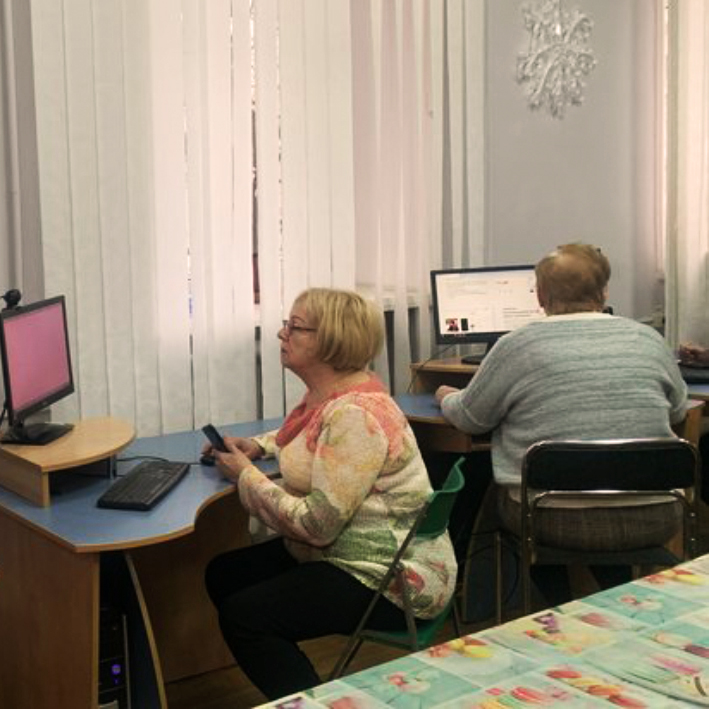 В бібліотеці тривають курси з комп'ютерних технологій для пенсіонерів